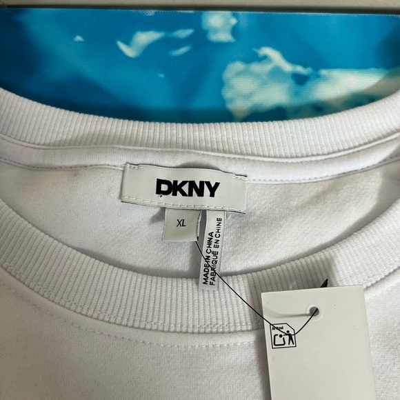 ❄️DKNY White Graphic Tee City Chic Fashion Illustration Crewneck Sweatshirt - Picture 5 of 9